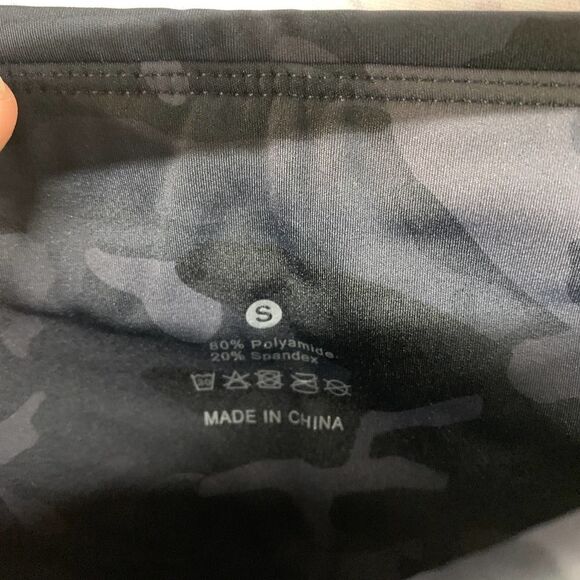 The Gym People Dark Camo Print Leggings with Side Pockets Size Small - Picture 3 of 5